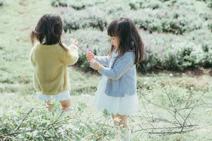 Bộ ảnh đôi bạn thân nhí khiến dân mạng thích thú