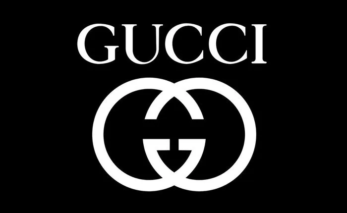 Hình ảnh Gucci trên nền đen - sự kết hợp tinh tế giữa đẳng cấp và nghệ  thuật.