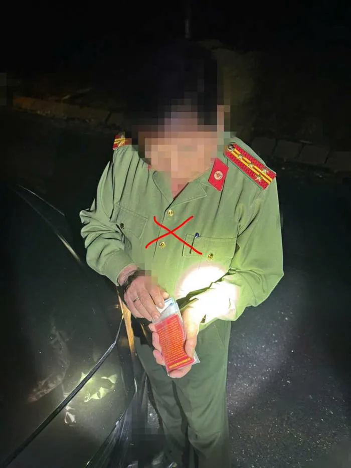 Ông 72 tuổi mặc đồ Công an giả để tránh phạt giao thông