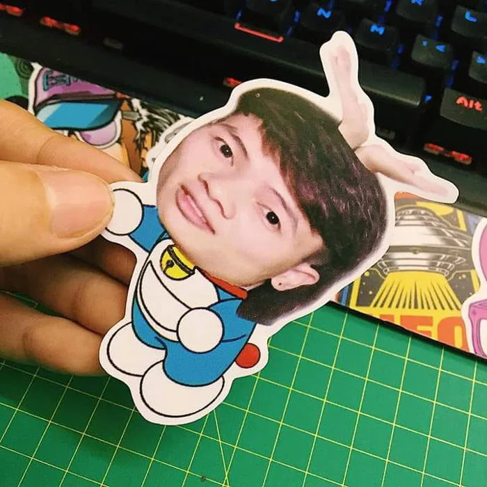 Thân hình Doraemon - mặt Khá Bảnh - chong chóng tre là 2 bàn tay – TVMeme