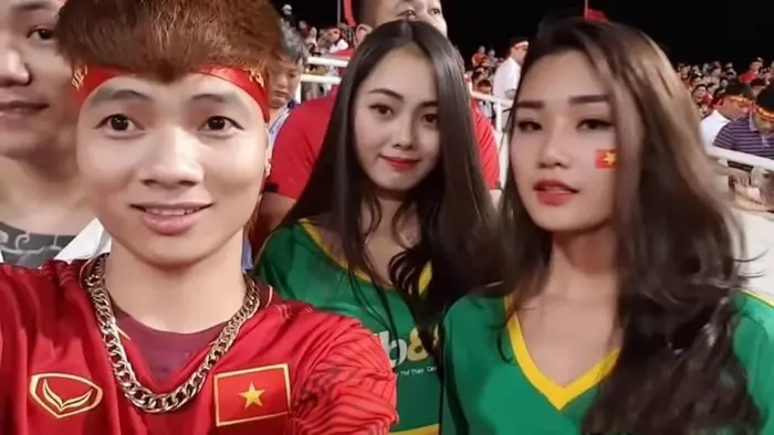 Meme ⚡ Khá Bảnh cổ vũ bóng đá cùng 2 cô gái đẹp