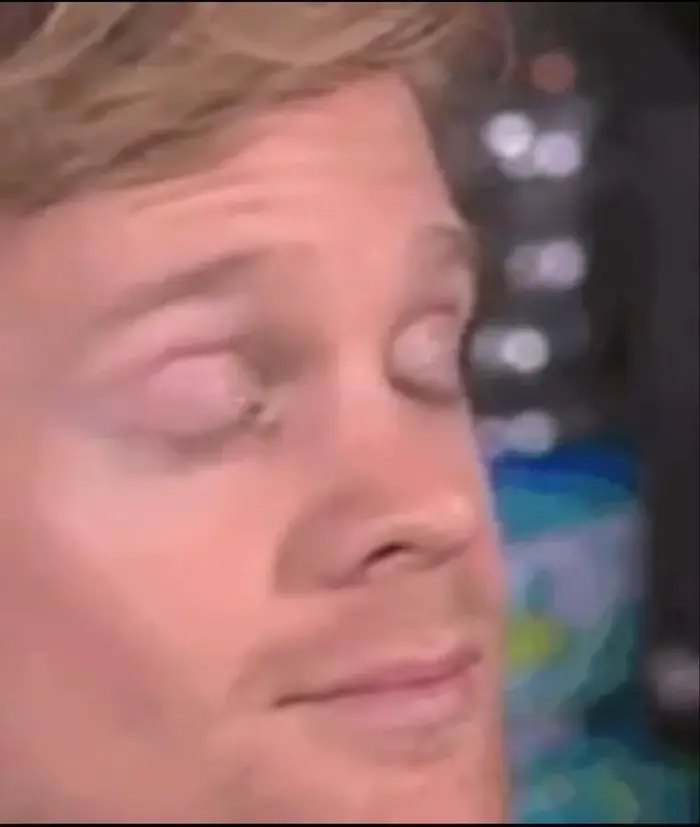 Meme Blinking Guy giúp bạn thể hiện thái độ nghi ngờ nhưng đầy hài hước