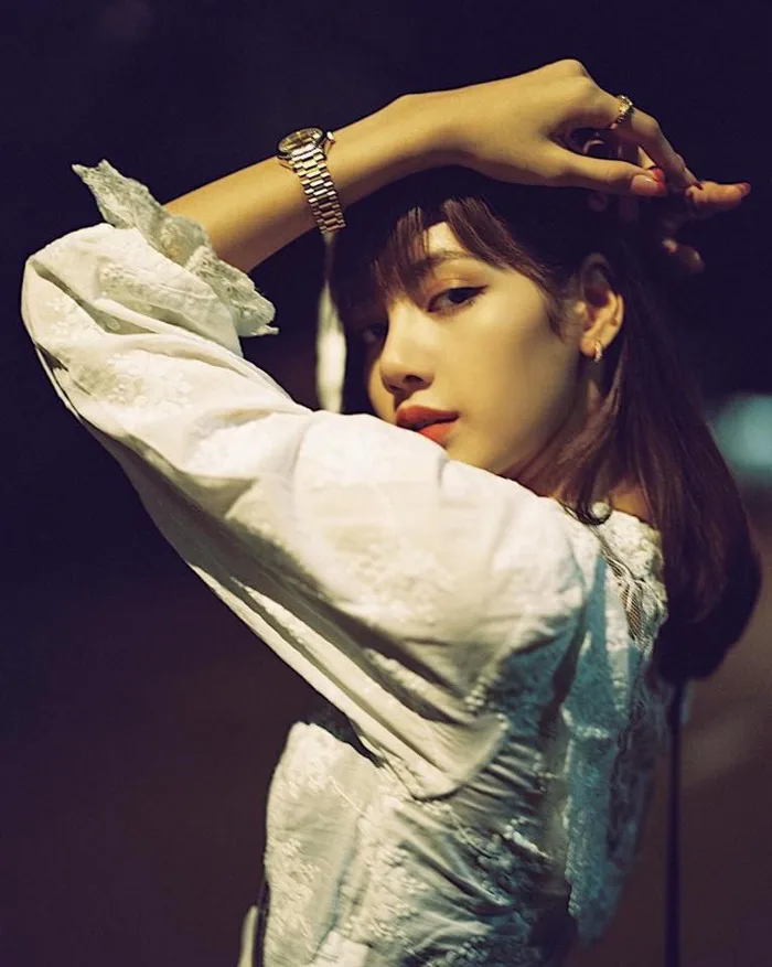 Lisa - BlackPink khoe vòng eo hút mắt trong loạt ảnh mới