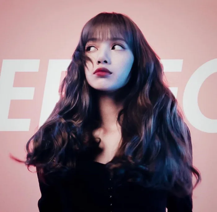 Lisa - BlackPink khoe vòng eo hút mắt trong loạt ảnh mới