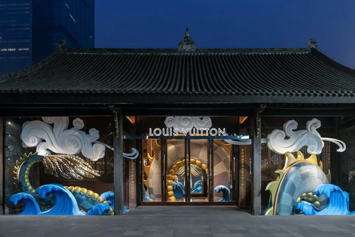 Tác phẩm rồng điêu khắc của Louis Vuitton tại flagship Trung Quốc