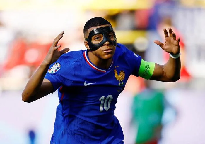 Mbappe tiết lộ nỗi kinh hoàng khi phải đeo mặt nạ thi đấu - Tuổi Trẻ Online