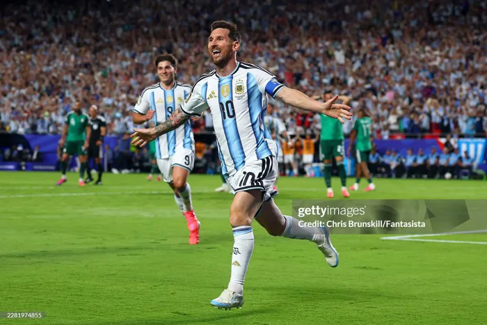 Ảnh nét căng: Trọn vẹn màn ăn mừng mỹ mãn của Messi khi lập hat-trick, xô  đổ loạt kỉ lục trong ngày đầu ra quân tại World Cup 2026
