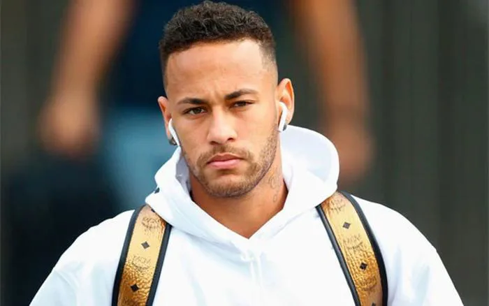 Hình ảnh Neymar ủ dột ra sân bay về nước